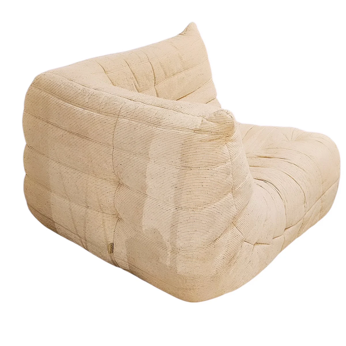 Fauteuil vintage en tissu texturé de couleur crème.