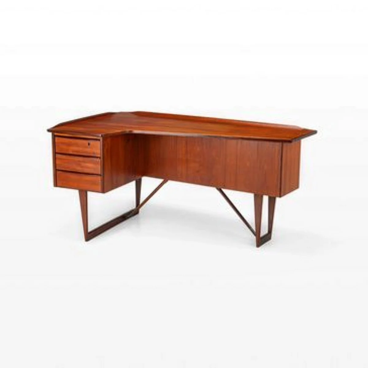 Bureau d'angle en bois dans un showroom de meubles vintage