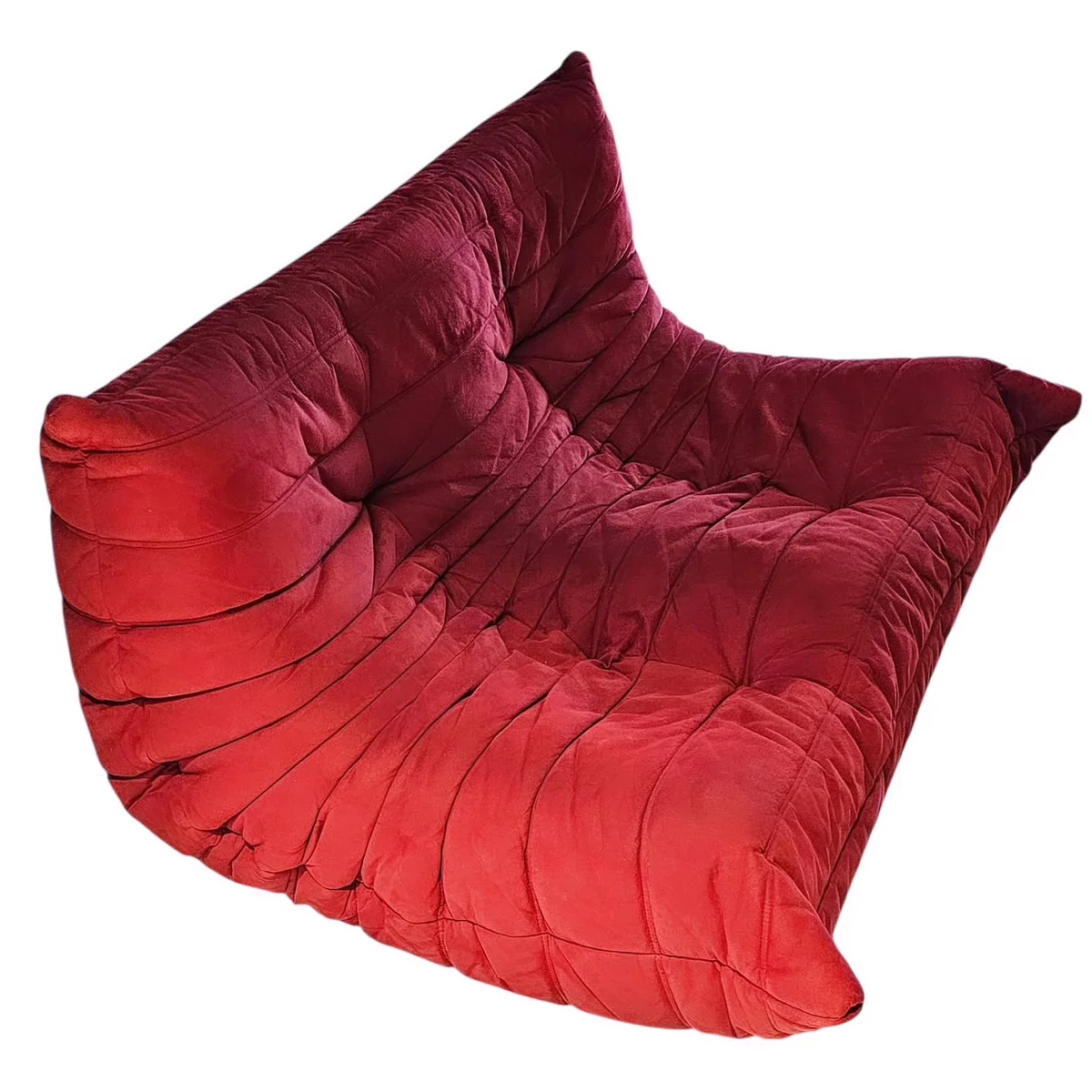 Fauteuil rouge dégradé, design organique, velours matelassé