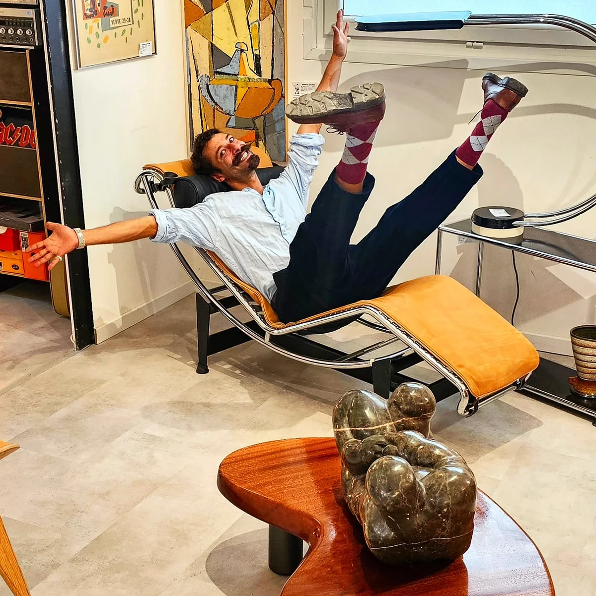 Malek Youssef, fondateur de Cyclup Design, en pleine démonstration sur une chaise longue iconique.