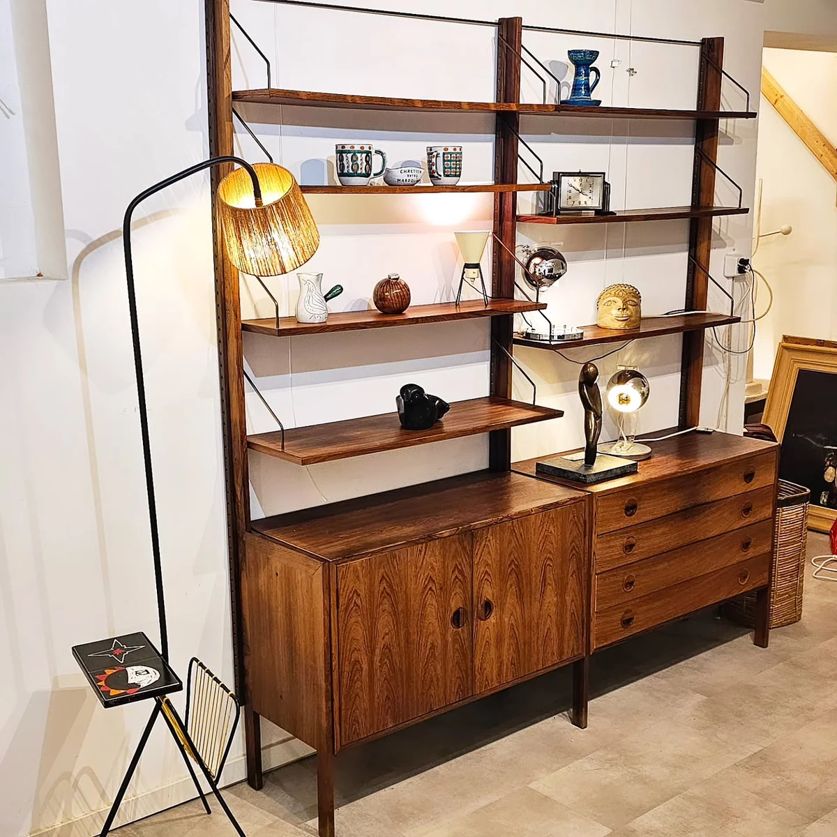 Mobilier vintage en bois dans une étagère murale avec une lampe.