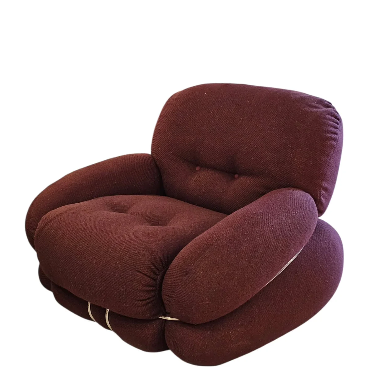 Fauteuil vintage marron foncé rembourré avec des accoudoirs arrondis, monté sur une structure métallique subtile.