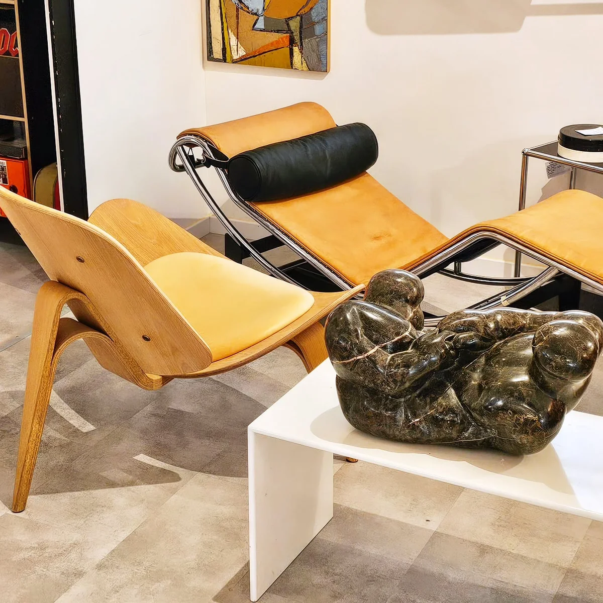 Mobilier design et sculpture dans une galerie d'art genevoise