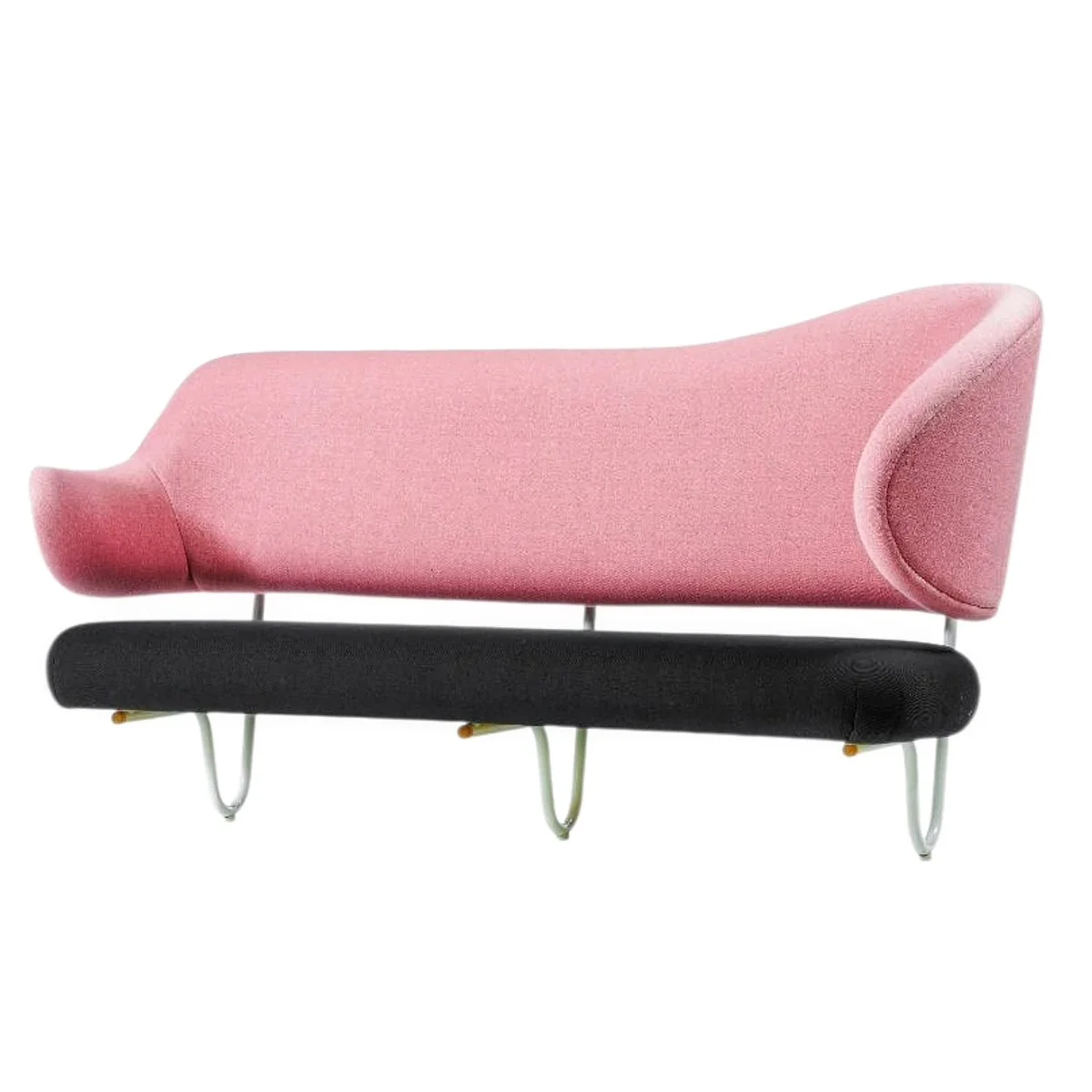Canapé vintage rose poudré et assise noire sur pieds discrets en métal.